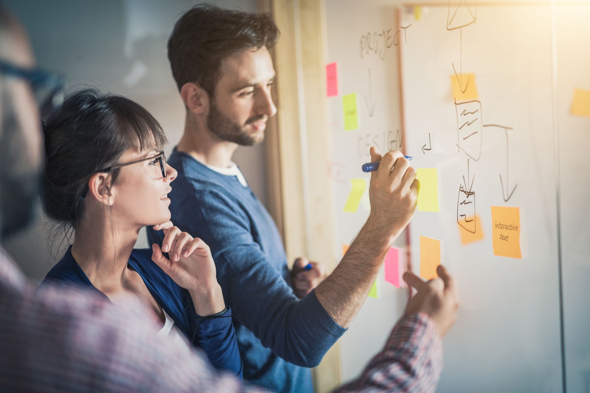 Jóvenes creativos empresarios reunidos en la oficina.