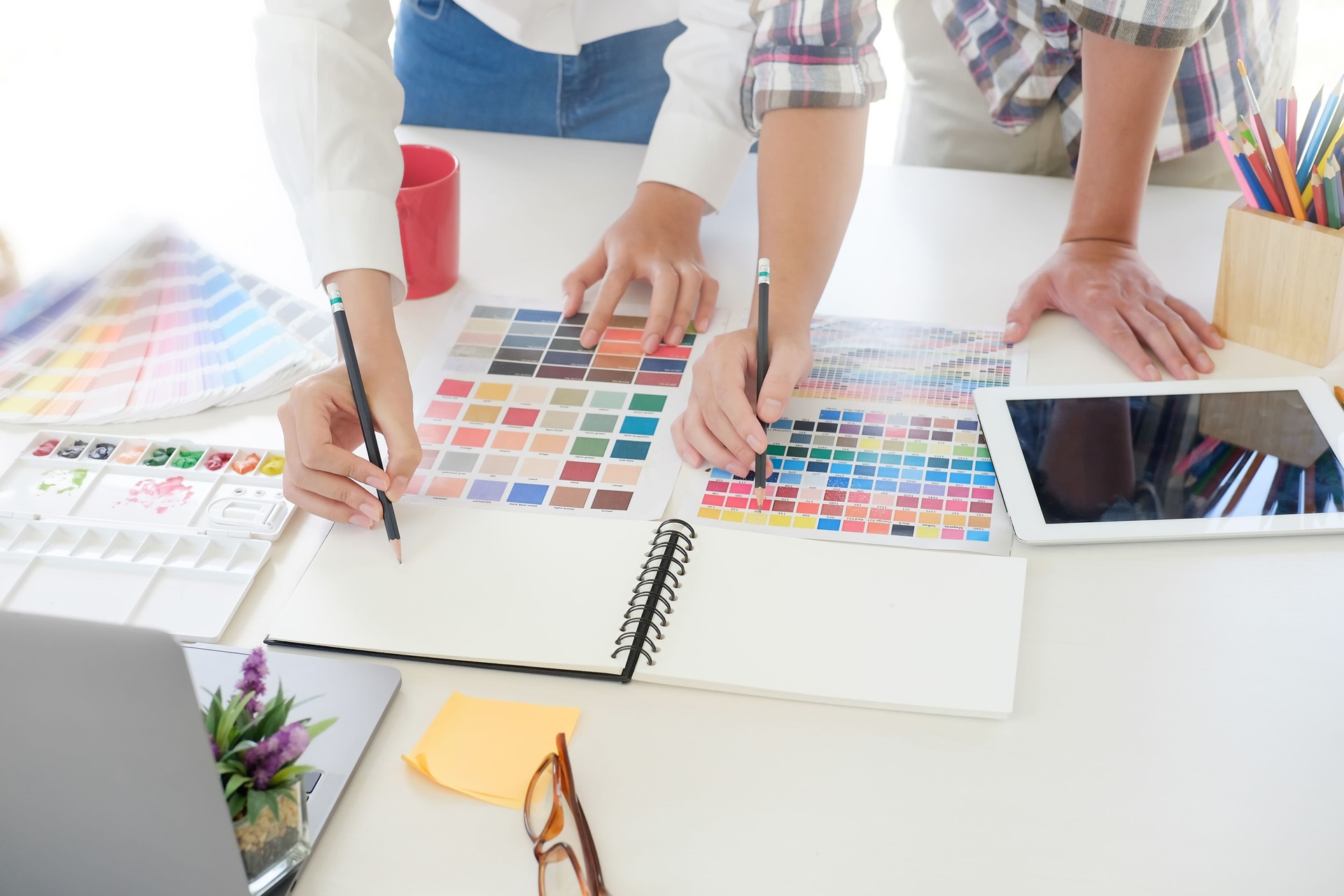 Diseñador gráfico creativo del bosquejo a lápiz sobre papel de cuaderno con anteproyecto de trabajo de la artista.